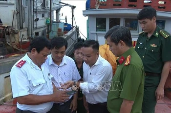 The IUU inspection team accesses the Vessel Monitoring System (VMS) to track the location and activities of fishing vessels in Can Tho city. (Photo: VNA)