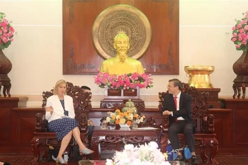 Chairman of the Can Tho People’s Committee Truong Canh Tuyen (right) and US Consul General in Ho Chi Minh City Susan Burns at the meeting on May 27. (Photo: VNA)
