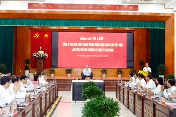 Party General Secretary To Lam at a working session with the Standing Board of the An Giang Party Committee in the Phu Quoc special zone on November 20, 2025. (Photo: VNA)