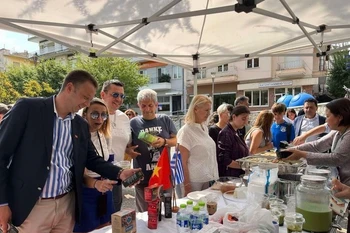 Greek people enjoy traditional Vietnamese dishes and products. (Photo courtesy of the Vietnamese Embassy in Greece)