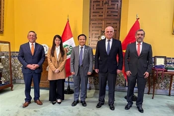 Vietnamese Ambassador to Brazil Bui Van Nghi (centre), who is concurrently in charge of Peru pays a courtesy visit to Peru's Deputy Foreign Minister Felix Denegri Boza. (Photo published by VNA)