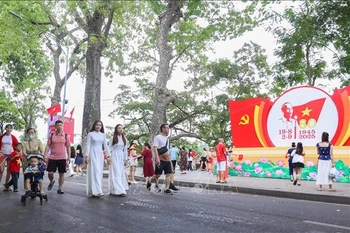 Tourists enjoy leisure activities around the Hoan Kiem Lake pedestrian zone. (Photo: VNA)
