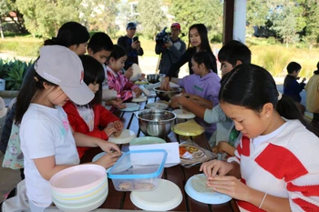Children practice making Vietnamese spring rolls – a dish rich in cultural identity. (Photo: VNA)