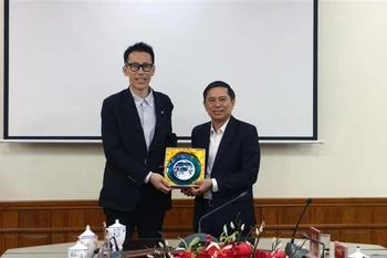 A representative of the Ha Nam People’s Committee presents a souvenir to a visiting delegation from the Department of Industry and Tourism of Nagahama city in Shiga prefecture of Japan. (Photo: VNA)