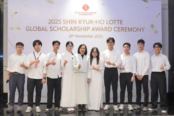 Students awarded the 2025 Lotte Scholarships. (Photo: giaoducthoidai.vn)