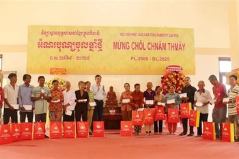 Tran Thang, Deputy Secretary of the VFF Party Committee, presents gifts to 20 impoverished Khmer ethnic households in Can Tho city. (Photo: VNA)