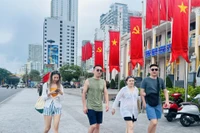 Kazakh tourists on Nha Trang's street (Photo: baokhanhhoa.vn)