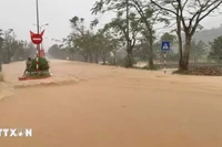 Several roads in Hue city are flooded, with fast-flowing water following heavy rain. (Photo published by VNA)