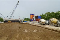 Construction of the Cao Lanh – An Huu Expressway, Section 1, passing through Nhi My commune, Cao Lanh district, Dong Thap province. (Photo: VNA)