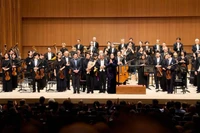 Consul General in Fukuoka Vu Chi Mai presents flowers to congratulate the successful performance. (Photo: VNA)