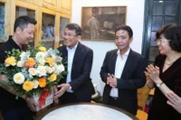 The Vietnam National Commission for UNESCO, led by Deputy Minister of Foreign Affairs Nguyen Minh Vu, visits and congratulates the family of composer Hoang Van on the UNESCO recognition of his collection as a World Documentary Heritage. (Photo: VNA)