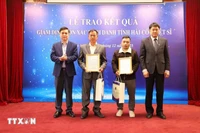 Professor Dr. Chu Hoang Ha, Vice President of the Vietnam Academy of Science and Technology, presents the DNA identification report of the martyr’s remains to the family. (Photo: VNA)