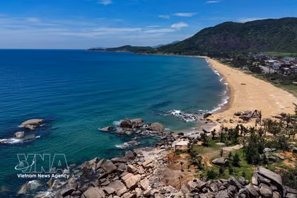 Ky Xuan Beach in Ha Tinh province features a long coastline, smooth sand and an unspoiled natural landscape. (Photo: VNA)