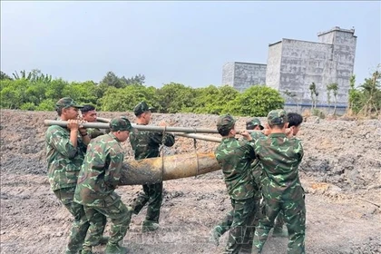 The bomb is moved for safe disposal. (Photo: VNA)