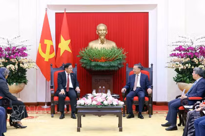 Party General Secretary and State President To Lam (right) receives outgoing Ambassador of Malaysia to Vietnam Tan Yang Thai on August 5. (Photo: VNA)