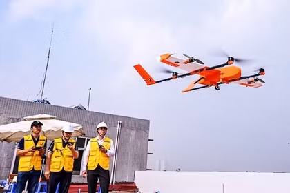 The Duc Giang General Hospital and Vietnam Post Corporation jointly launch a model applying drones to medical transport services. (Photo: hanoimoi.vn) 