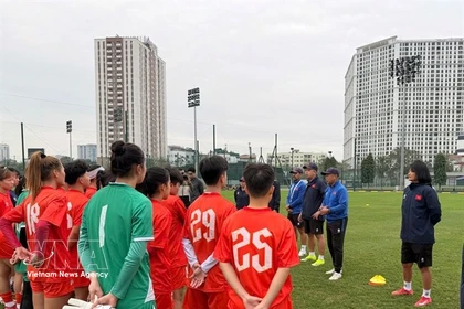 Coaches and players of the national women's U20 team discus before their training. The team will compete in the AFC U20 Women’s Asian Cup 2026 next month in Thailand. (Photo: VNA)