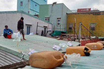Residents in Gia Lai province proactively reinforce and secure their rooftops to cope with typhoon Koto. (Photo: VNA)