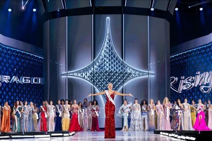 Yolina Lindquist, the representative of the US, is crowned Miss Cosmo 2025. (Photo published by VNA)