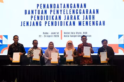 A group photo during the signing ceremony for assistance in the implementation of distance learning at the secondary education level in South Tangerang, Banten, on April 23, 2026. (Photo: Antara)