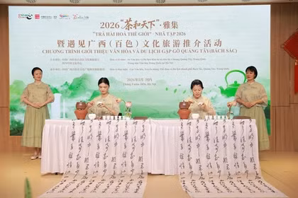 Artisans perform a tea ceremony at the Tea for Harmony: Yaji Cultural Salon on May 14 at the Chinese Cultural Centre in Hanoi. (Photos courtesy of the Chinese Cultural Centre)