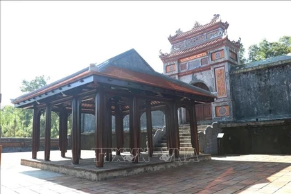 The wooden structure erected at the tomb of Empress Dowager Tu Du will be dismantled before March 3 (Photo: VNA)