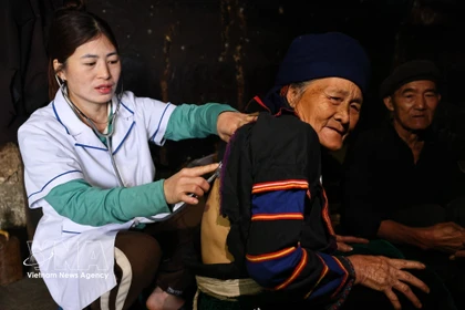 A health worker provides home health care for ethnic minority residents. (Photo: VNA)
