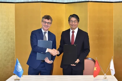 UNESCO Representative to Vietnam Jonathan Wallace Baker and Japanese Ambassador Ito Naoki at the signing ceremony (Photo: baoquocte.vn)