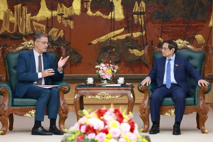 Prime Minister Pham Minh Chinh receives French Ambassador to Vietnam Olivier Brochet on May 13. (Photo: VNA)