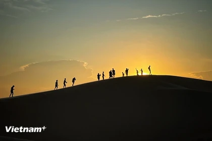 Sand dunes in Mui Ne at sunset. (Photo: VNA)