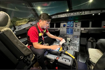 Vietjet engineers work through a 32-hour window to update software on the airline’s Airbus A320 fleet. (Photo: Vietjet)