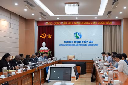 At the working session (Photo: Vietnam Meteorological and Hydrological Administration)
