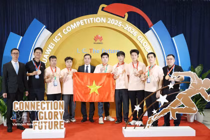 Minister Counsellor of the Vietnamese Embassy in China Hoang Van Tuan (fifth from left) poses for a group photo with the two Vietnamese teams that won prizes at the competition. (Photo: VNA)