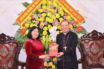 President of the Vietnam Fatherland Front (VFF) Central Committee Bui Thi Minh Hoai (L) extends Christmas greetings to Archbishop of Hanoi and Vice President of the Catholic Bishops’ Conference of Vietnam Vu Van Thien (Photo: VNA)