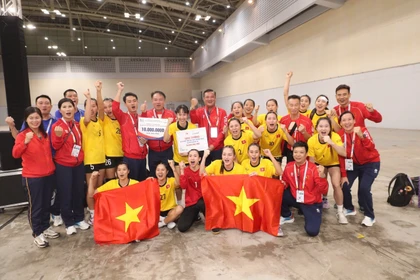 The players and coaching staff of the Vietnamese women’s handball team celebrate their SEA Games 33 gold medal. (Photo: VNA)