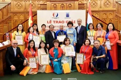 Vietnamese Ambassador to Hungary Bui Le Thai poses for a photo with delegates at the contest award ceremony. (Photo: VNA)