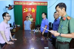 The Dong Nai Police Department’s Security Investigation Agency executes an arrest warrant for Quach Gia Khang. (Photo published by VNA)