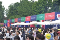 Just a stroll through the festival allow visitors to “travel” through dozens of cultures by taste. (Photo: VietnamPlus)