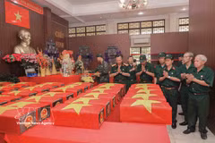 Veterans offer a silent tribute to fallen comrades at the mortuary holding the remains recovered from Le Thi Rieng Park in Ho Chi Minh City. (Photo: VNA)
