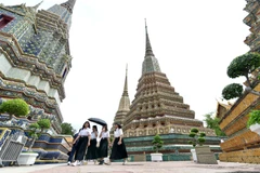 Tourists visit Wat Pho Temple in Bangkok, Thailand. (Photo: Xinhua/VNA)