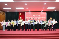 Leaders of Son La province present certificates of merit to collectives and individuals in recognition of their outstanding contributions to the elimination of makeshift and dilapidated housing in the locality. (Photo: VNA)