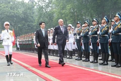 President Luong Cuong and Hungarian President Sulyok Tamas review guard of honour of Vietnam People’s Army. (Photo: VNA) 
