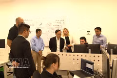 A Qarakal Quantum expert briefs Vietnamese Ambassador to Israel Nguyen Ky Son on the potential applications of quantum technology. (Photo: VNA)