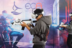 Students experience virtual reality games. (Photo: VNA)