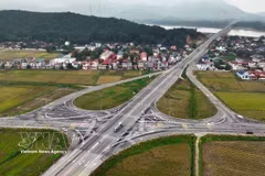 The access road leading to the bridge on the Thieu Quang commune side under the Xuan Quang Bridge sub-project, part of the road project linking National Highway 1 with National Highway 45. (Photo: VNA)