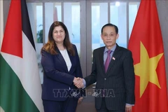 Minister of Foreign Affairs Le Hoai Trung (R) and Palestinian Minister of Foreign Affairs and Expatriates Varsen Aghabekian Shahin. (Photo: VNA)