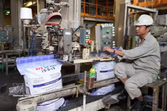 A worker packages fertiliser at a plant of the Petrovietnam Ca Mau Fertiliser JSC (PVCFC). (Photo: VNA)