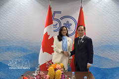 Vietnamese Minister of Foreign Affairs Le Hoai Trung and Canadian Foreign Minister Anita Anand pose for a commemorative photo. (Photo: VNA)