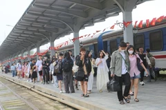 Passengers at Hai Phong railway station. (Photo: VNA)