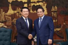 Prime Minister Pham Minh Chinh (R) receives Saleumxay Kommasith, Politburo member, Deputy Prime Minister and head of the Lao People’s Revolutionary Party (LPRP) Central Committee’s Commission for State-owned Enterprise (SOE) Reform. (Photo: VNA)